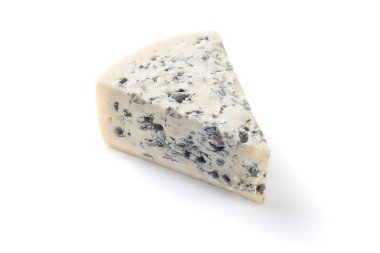Mavi peynir beyaz arka plan üzerinde izole kalıp ile dilim. Mavi peynir dilimi kırpma yoluyla
