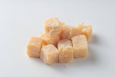 Parmesan peyniri beyaz arka planda, üstten görünüm parçaları