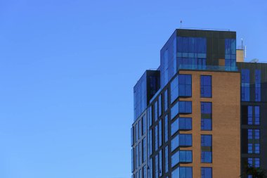 modern, yeni executive apartments ve yaz derin mavi gökyüzü ile