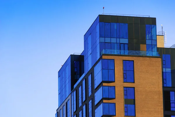 Moderne Neue Executive Apartments Mit Tiefblauem Sommerhimmel — Stockfoto