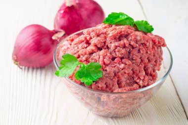 Et pirzola veya beyaz bir tabloda bir cam kabın içinde köfte için doldurma. Kavram: gıda, yemek, hamburger. Uzay kopyalayın. Kıyılmış et