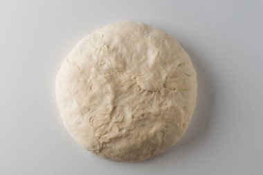 Beyaz arka plan üzerinde üstten görünüm izole taze çiğ hamur topu