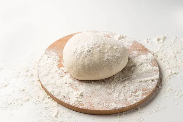 Masa Cruda Fresca Para Pizza Pan Horneado Sobre Tabla Cortar — Foto de Stock