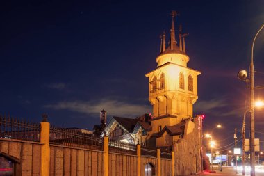 Moskova, Rusya, arka plan koyu mavi gökyüzü ile ışıklı Kulesi