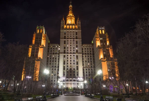 Yüksek katlı konut binası, Sovyetler anıt mimari Merkezi Moskova Hayvanat Bahçesi, gece görünümü yakınındaki
