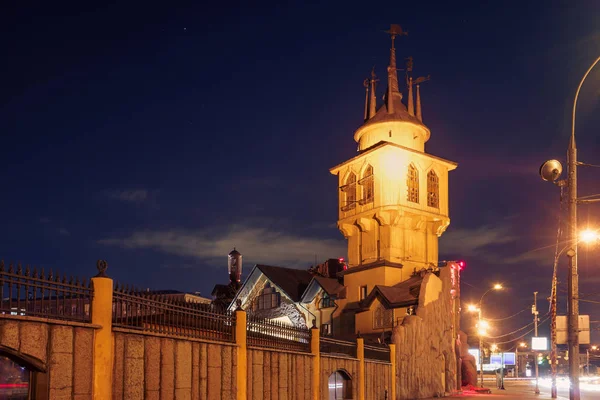 Moskova, Rusya, arka plan koyu mavi gökyüzü ile ışıklı Kulesi