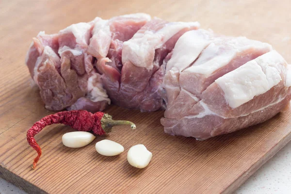 Foto Carne Crua Pescoço Porco Com Pimenta Alho Tábua Madeira — Fotografia de Stock