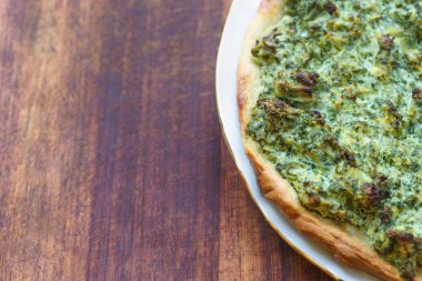 Peynir ve brokoli beyaz tabak ve rustik ahşap masa vejetaryen pizza