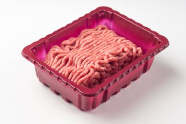 Yığın sığır eti kıyma beyaz izole plastik kap içinde