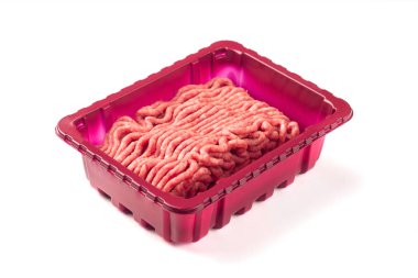 Yığın sığır eti kıyma beyaz izole plastik kap içinde