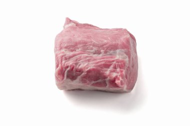 Büyük parça et, Çiğ domuz karbonat beyaz arka plan üzerinde izole fileto
