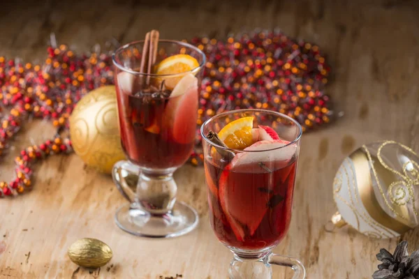 Natal Mulled Vinho Tinto Com Especiarias Frutas Uma Mesa Rústica — Fotografia de Stock