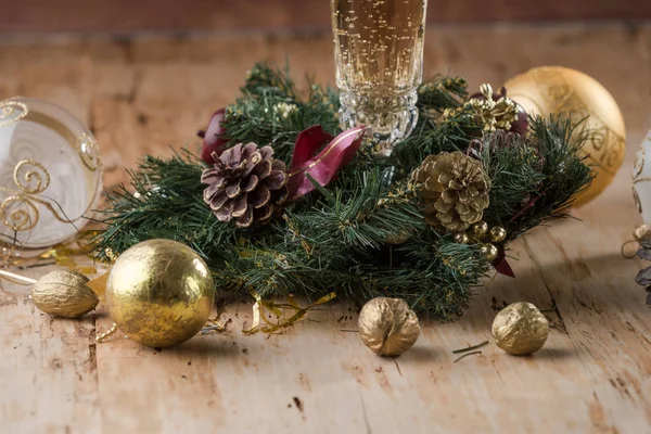 Noel Dekorasyonu Ile Kadeh Şampanya Mutlu Yeni Yıl Kutlama Seçici — Stok fotoğraf