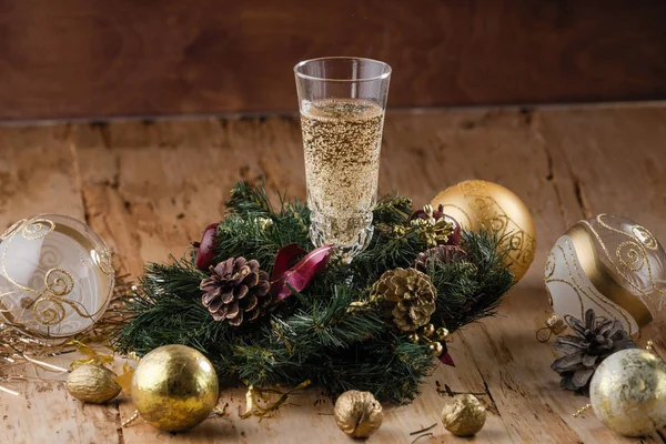 Noel Dekorasyonu Ile Kadeh Şampanya Mutlu Yeni Yıl Kutlama Seçici — Stok fotoğraf