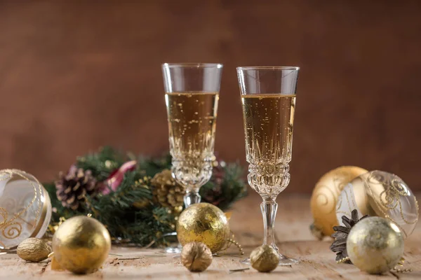 Juldekoration Med Två Glas Champagne Trä Bakgrund Gott Nytt Firandet — Stockfoto
