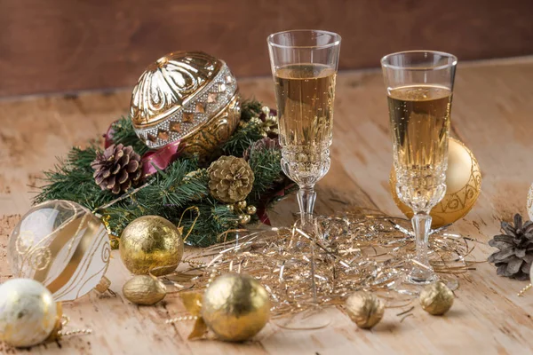 Juldekoration Med Två Glas Champagne Trä Bakgrund Gott Nytt Firandet — Stockfoto