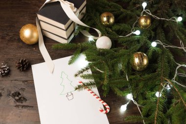 Tahta Arkaplan Üzerindeki Noel Dekorasyonu. Ahşap üzerine dekorasyon. Eski