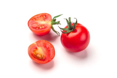 Beyaz arka plan üzerinde izole sulu organik kiraz domates