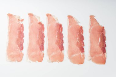 Beyaz arka plan üzerinde izole çiğ jambon rashers