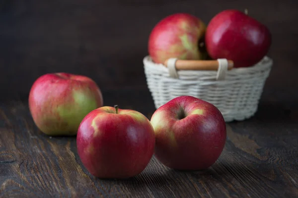 Apple Juice Ett Glas Och Äpplen Mörk Trä Bakgrund — Stockfoto
