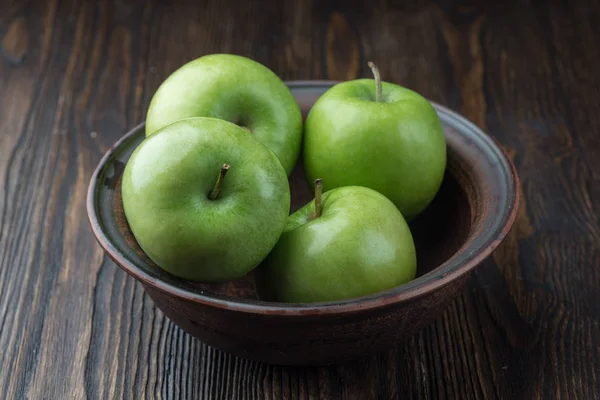 Perfekt Färska Gröna Applesin Lera Skål Rustik Bakgrund — Stockfoto