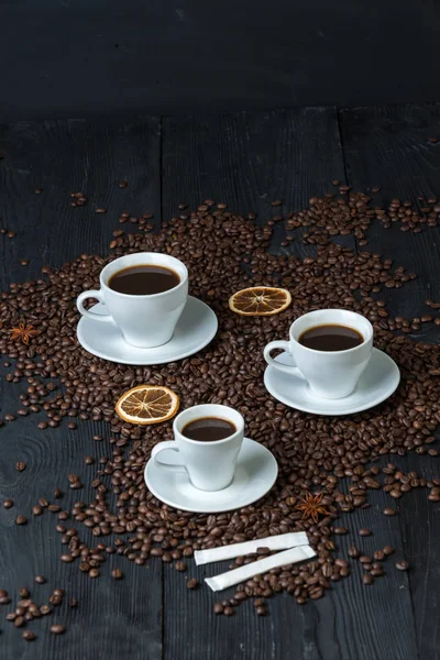 Café Negro Una Taza Blanca Café Han Estado Mesa Madera — Foto de Stock