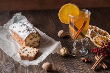 Geleneksel sıcak toddy kış baharat tarifi içkiyle. Taze ev yapımı pasta tatil ahşap arka plan üzerinde.