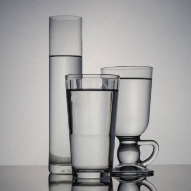 Grup gözlük siyah ayna yansıması ile beyaz arka plan üzerinde su dolu.