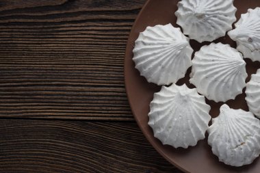 Şekerli tatlı beyaz zephyr marshmallow kil plaka ve rustik ahşap arka plan