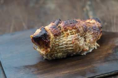 Rustik ahşap arka plan üzerinde pişmiş domuz eti