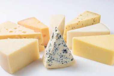 Beyaz, dorblu önünde izole peynir türleri.