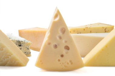 Beyaz, maasdam parça önünde izole peynir türleri.