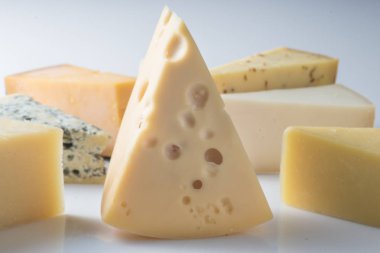 Beyaz, maasdam parça önünde izole peynir türleri.