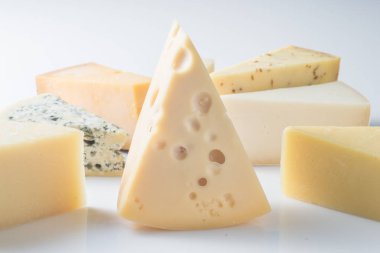 Beyaz, maasdam parça önünde izole peynir türleri.