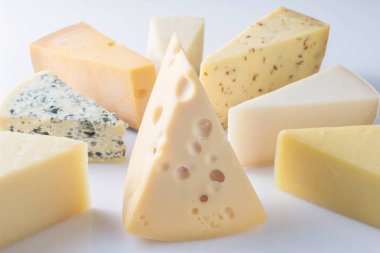 Beyaz, maasdam parça önünde izole peynir türleri.