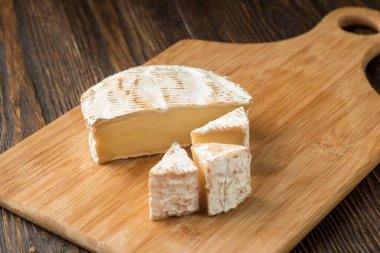 Brie peyniri ahşap kesme tahtası, rustik tarzı üzerinde peynir kafa.