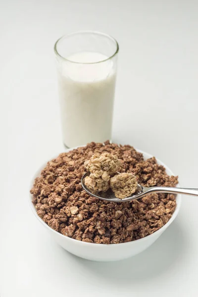 Cuenco Copos Avena Con Pasas Vaso Leche Cuchara Llena Muesli —  Fotos de Stock