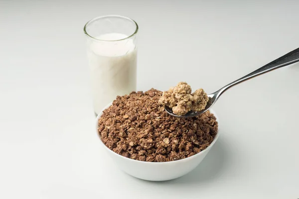 Cuenco Copos Avena Con Pasas Vaso Leche Cuchara Llena Muesli —  Fotos de Stock