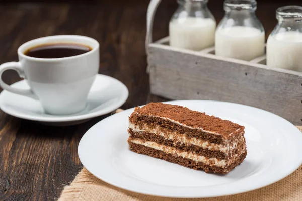 Frühstück Mit Kaffee Milch Und Kuchen Auf Dunklem Holztisch — Stockfoto