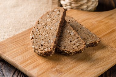 tohumlar üzerinde bir rustik tarzda eski ahşap arka plan ile ekmek