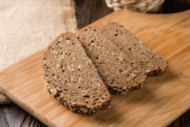 tohumlar üzerinde bir rustik tarzda eski ahşap arka plan ile ekmek