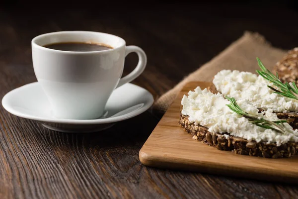 Manteiga Pão Para Café Manhã Com Xícara Café Sobre Fundo — Fotografia de Stock