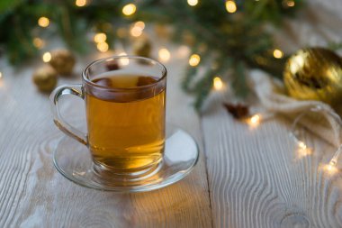 Cam Çaydanlık ve Sunni Noel süslemeleri beyaz bir rustik tablo ile beyaz masa.