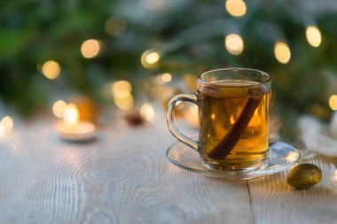 Sıcak çay Noel bir bardakta çay, Noel ağacı ve candels ile şeffaf Kupası.