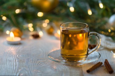 Sıcak çay Noel bir bardakta çay, Noel ağacı ve candels ile şeffaf Kupası.