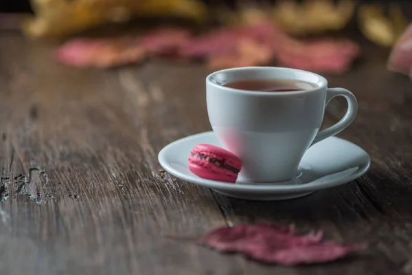 Fronteira Canto Outono Com Macaroon Bebida Quente Cena Mesa Fundo — Fotografia de Stock