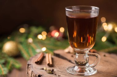 Noel ve Şükran mulled elma baharat ile: tarçın, karanfil, anason ile geleneksel rustik Noel arka plan çiçek düzenlenmesi, beyaz tabloda sonbahar ve kış iç.