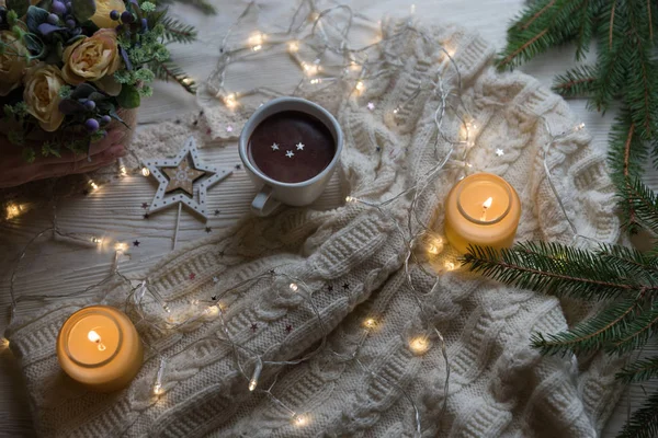 白い模様のカカオ キャンドルとモミの木 クリスマスと幸せな新年の居心地の良い組成白マグカップ白い木製の背景です クリスマス グリーティング カード 冬の休日の概念 — ストック写真