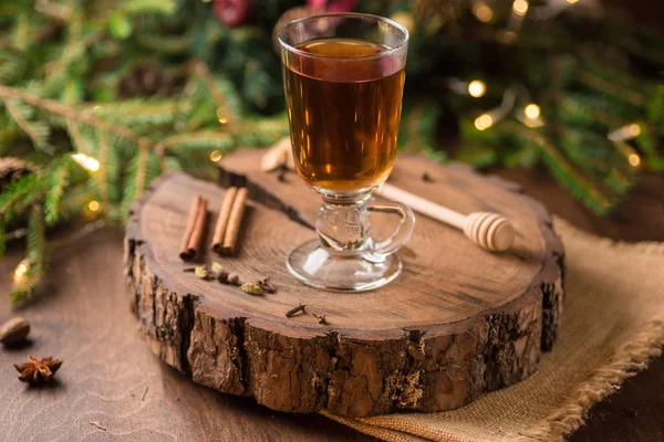 Noel ve Şükran mulled elma baharat ile: tarçın, karanfil, anason ile geleneksel rustik Noel arka plan çiçek düzenlenmesi, beyaz tabloda sonbahar ve kış iç.