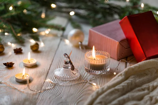 Ahşap Masa Kırmızı Mevcut Kutulara Noel Çelenk Dekorasyon Hediye Candlesm — Stok fotoğraf